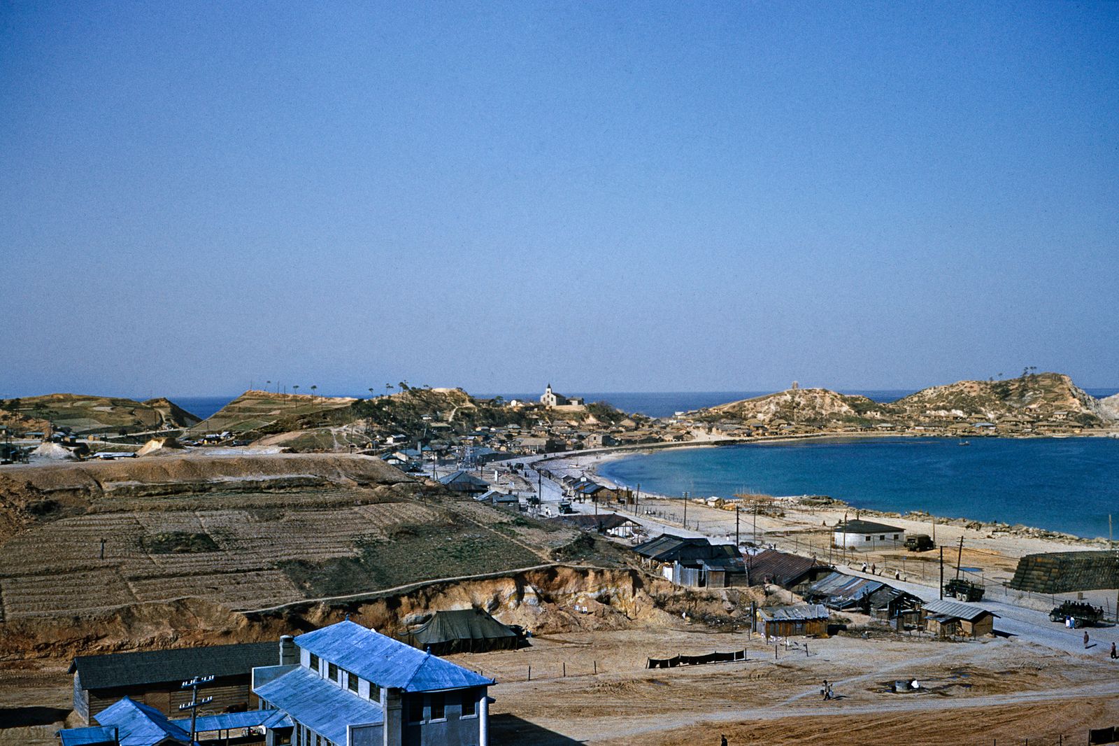 1950년대 속초 전경 - 언덕 위 동명동 성당