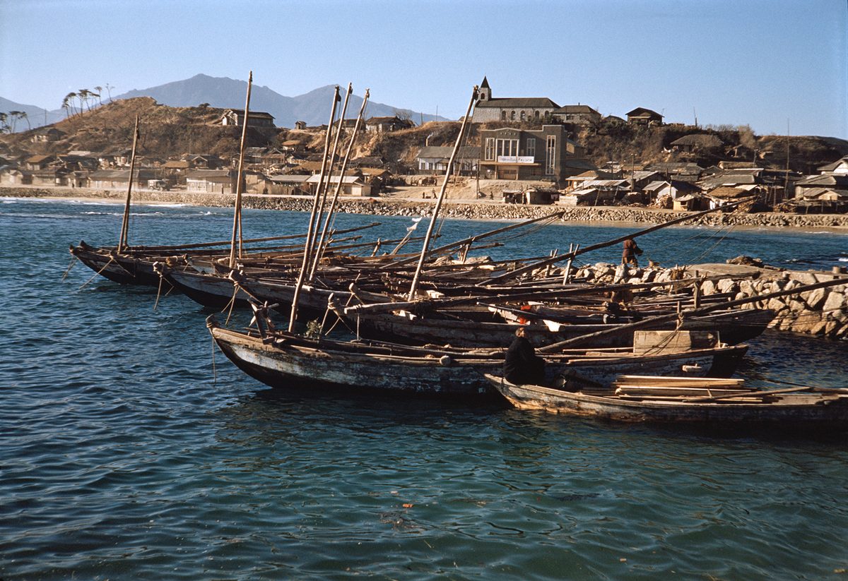 1950년대 속초 항구에서 바라본 동명동 성당